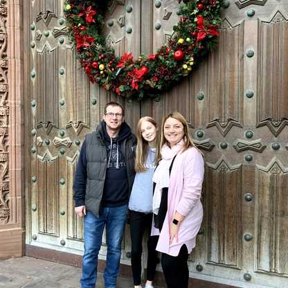 Photo of Izzy and her parents