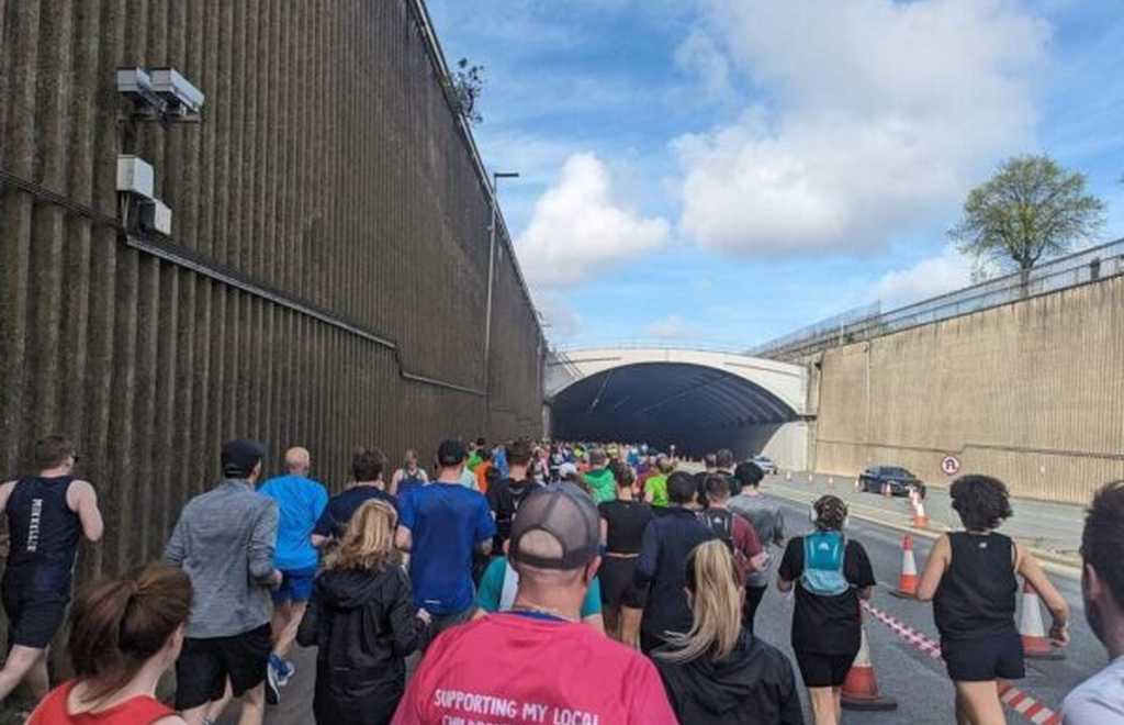 Tunnel 10K runners photo