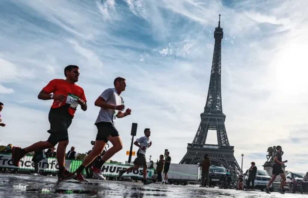 Paris marathon runners photo